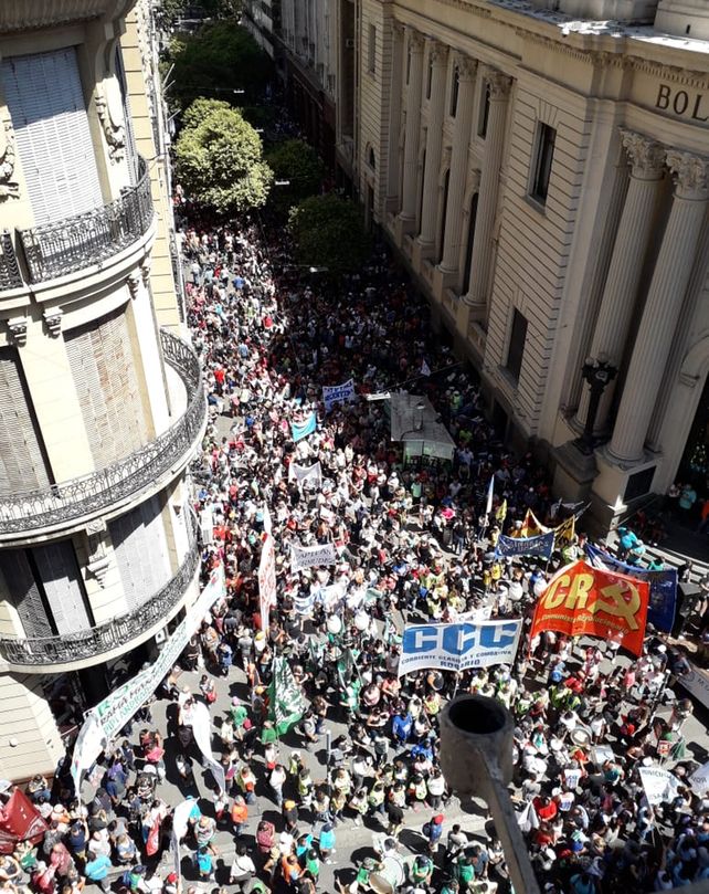 Masiva movilización contra la llegada de una misión del Fondo Monetario Internacional