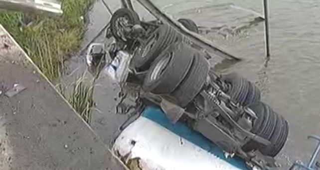 Un muerto tras caer un cami&oacute;n de un puente en la autopista Rosario-Buenos Aires