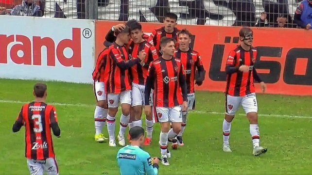 Los jugadores de Patronato festejan el gol en el Grella.