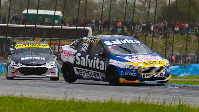 Urcera defiende con todo la posición con Barrio en un inicio prometedor del sureño del Larrauri Racing.