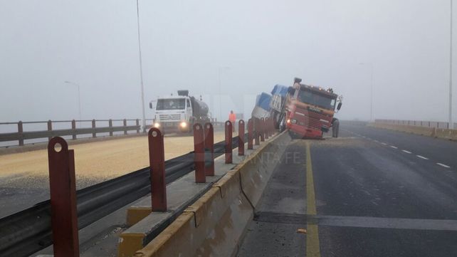 Choque y vuelco de cereal en el puente de la ruta nacional 34 y la 19