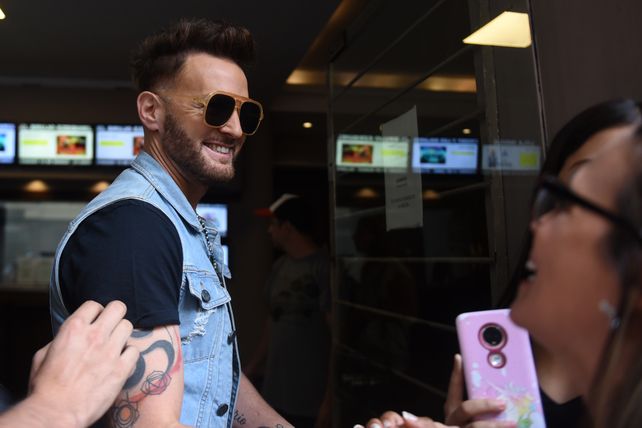 Axel en la puerta del Broadway, saludando a las fans. Este año hará gira por Argentina, Latinoamérica y Estados Unidos. 