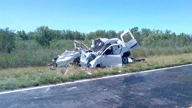Destruido. El Citroen quedó muy afectado tras el choque y en su interior murieron cuatro personas.