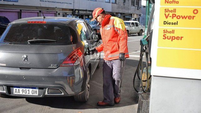 La capacidad de compra del salario medido en litros de nafta cayó un 17% entre febrero y marzo