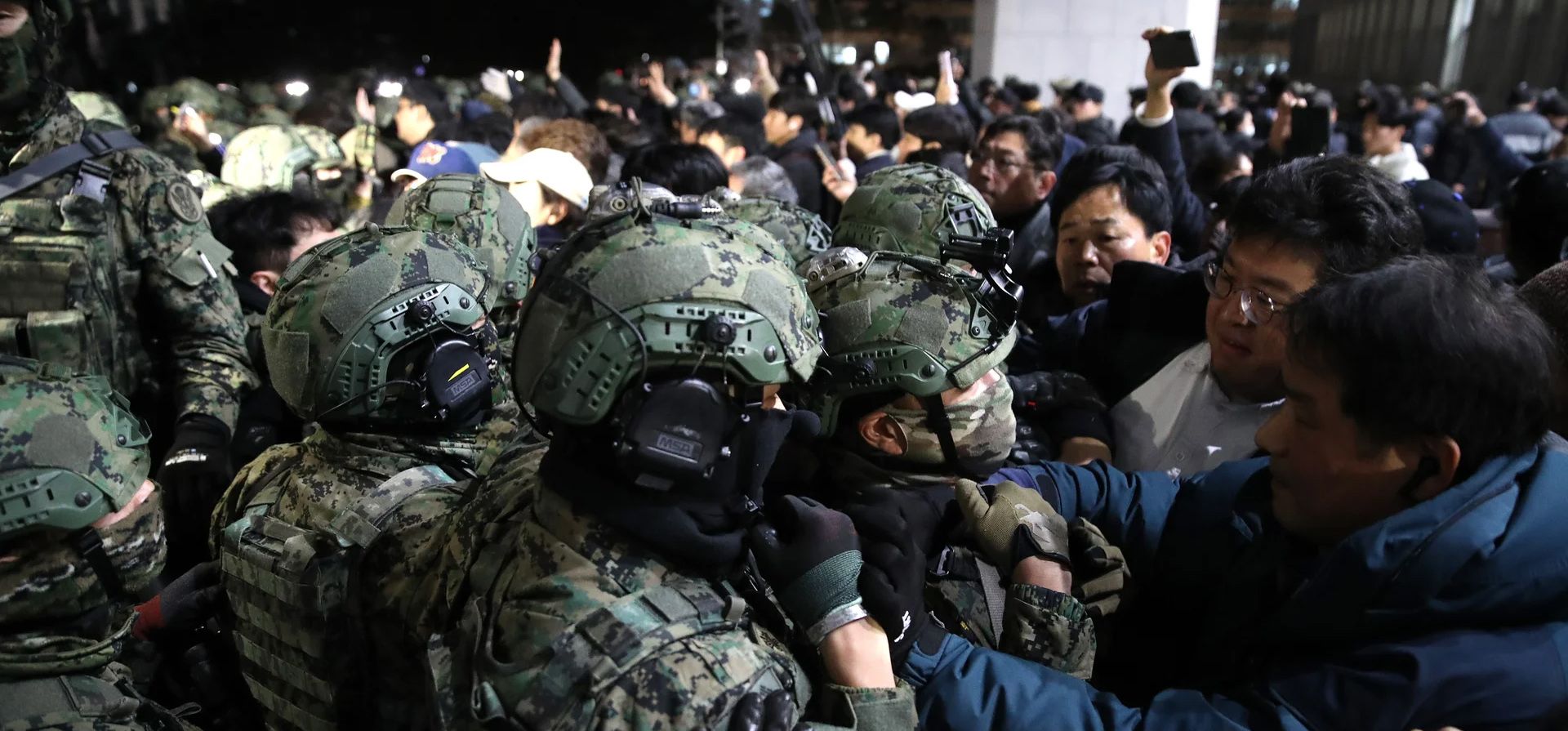 Soldados surcoreanos intentan entrar en la Asamblea Nacional. Fotografía: Chung Sung-jun/Getty Images Soldados surcoreanos intentan entrar en la Asamblea Nacional. Fotografía: Chung Sung-jun/Getty Images