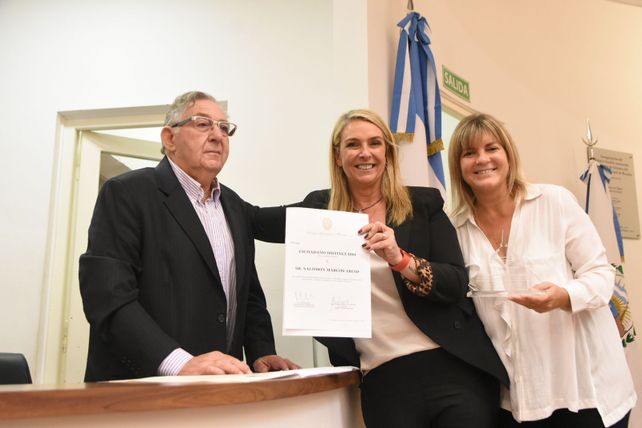 Marcos Abiad recibe la distinción de manos de María Eugenia Schmuck