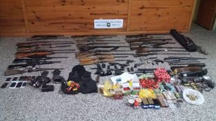 Un arsenal que sería de una banda que asaltaba vestida de policía
