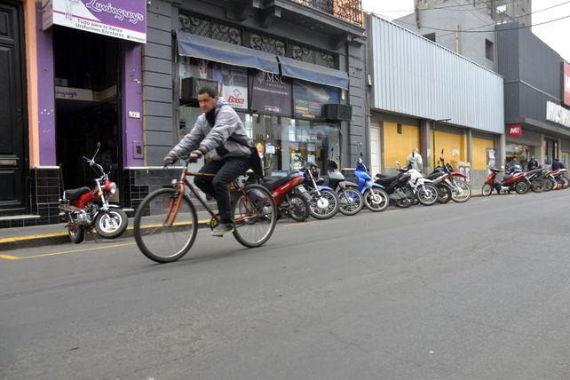 El ciclista tiene que ir por el medio de la calle con el nuevo estacionamiento.&nbsp;