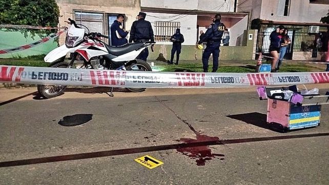 Efectuaron 10 disparos con un arma de fuego hacia un menor y un hombre de 40 años en Concordia.