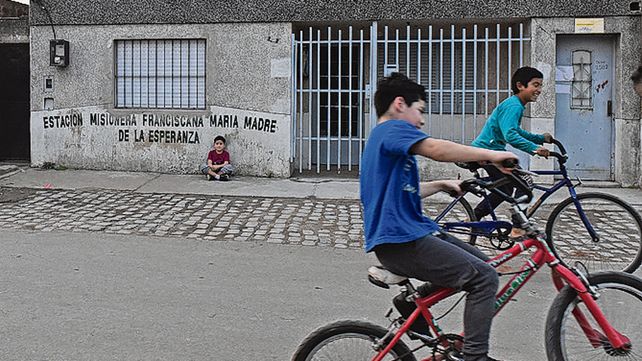 sin luto. Los chicos jugaban en la calle