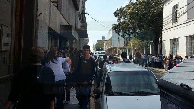 Marchan los padres de alumnos de la escuela Rivadavia en reclamo de obras