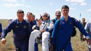 Tres astronautas de la Estación Espacial Internacional regresaron hoy a la Tierra