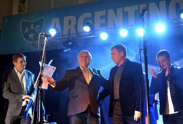 En Las Parejas. El gobernador
