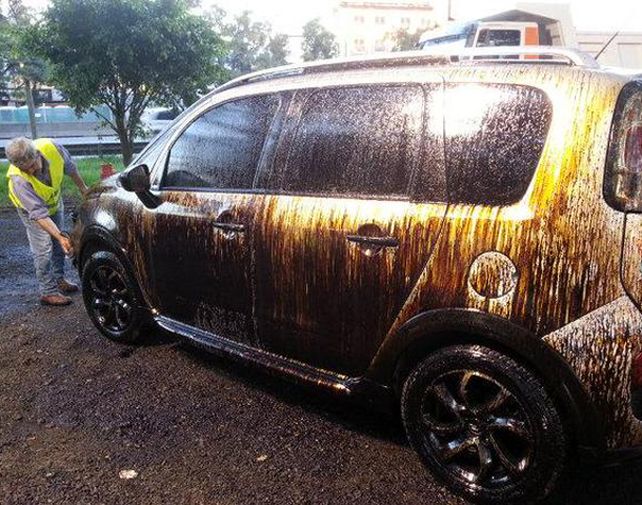 El camión bañó de brea a los autos.