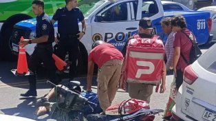 Paraná: una ambulancia que trasladaba una urgencia chocó una moto y la partió en dos