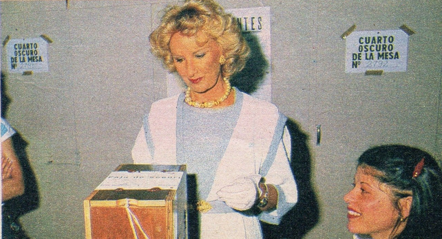 Mirtha Legrand votando en 1983. Foto de archivo.