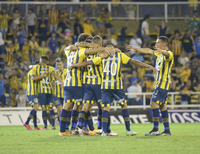 Venga ese abrazo. Lautaro Blanco va al encuentro de sus compañeros en lo que fue el festejo de la última victoria de local ante Vélez.