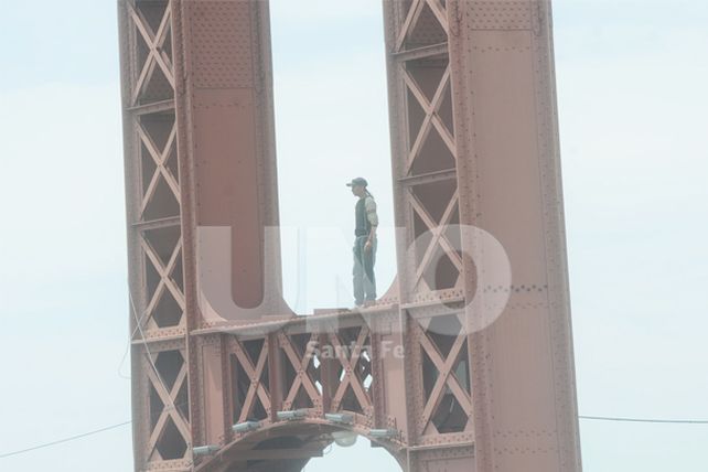 Un hombre amenaza con arrojarse al río desde el Puente Colgante