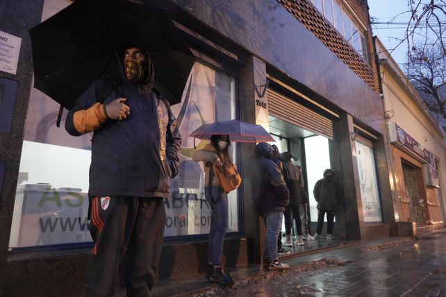 Un grupo de rosarinos espera el turno para realizarse los exámenes médicos de ingreso que las empresas de empleo temporario requieren antes de contratar.