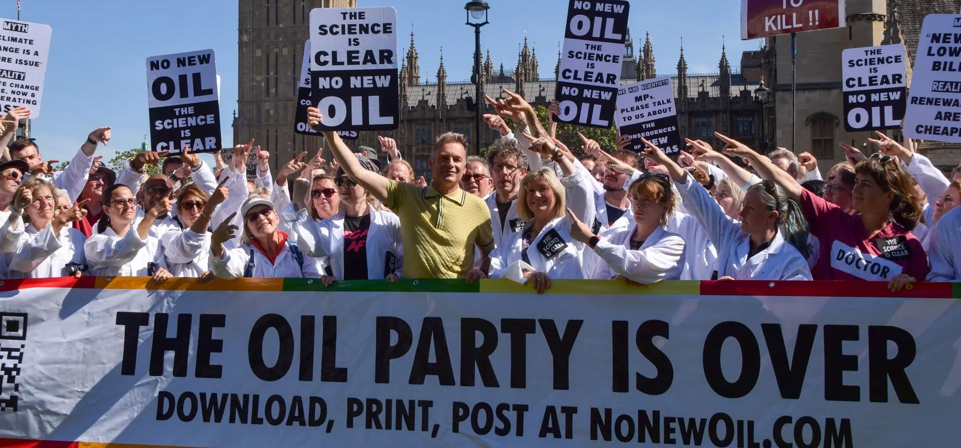 Londres, Reino Unido. El naturalista y presentador de televisión Chris Packham se une a los científicos mientras organizan una protesta en la Plaza del Parlamento pidiendo al gobierno que detenga el nuevo petróleo y gas en medio de la crisis climática. Fotografía: Vuk Valcic/Zuma Press Wire/Shutterstock Londres, Reino Unido. El naturalista y presentador de televisión Chris Packham se une a los científicos mientras organizan una protesta en la Plaza del Parlamento pidiendo al gobierno que detenga el nuevo petróleo y gas en medio de la crisis climática. Fotografía: Vuk Valcic/Zuma Press Wire/Shutterstock