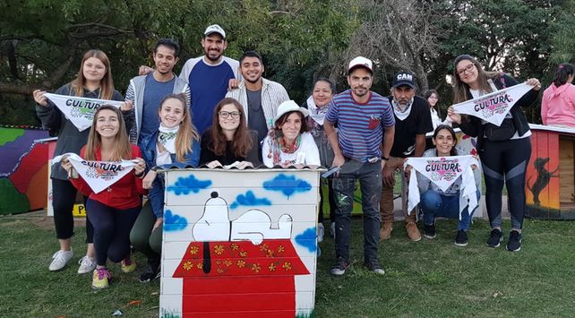 Artistas santafesinos intervinieron cuchas para perros de la calle