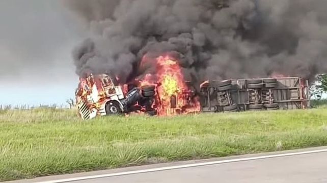 Un camión volcó y se incendió en la autopista a Córdoba