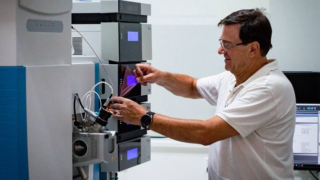 Eduardo Ceccarelli preparando el flamante equipamiento para su primer análisis