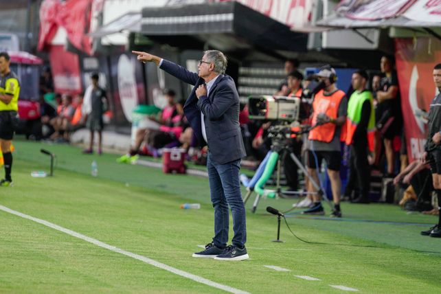 Hola da indicaciones en medio del partido. Broun dijo sentirse cómodo con la idea del DT.
