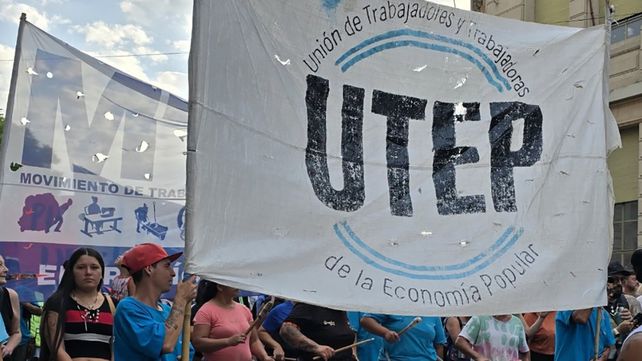 La movilización marchó a Casa de Gobierno y el Ministerio de Desarrollo Humano para protestar contra el hambre y la eliminación del programa nacional Volver al Trabajo bajo la consigna “Trabajo sin salario es esclavitud”.