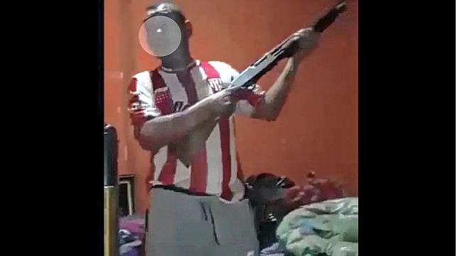 Hizo un video con un arsenal y una temible amenaza para que le devuelvan el arma a su amigo