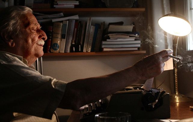 El adiós. Riestra en su escritorio y frente a la máquina de escribir