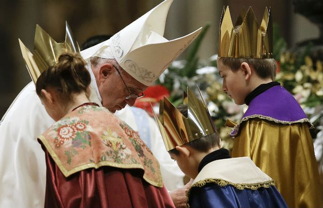 El Papa bendice a tres niños vestidos como los tres reyes magos. (Foto: AP)