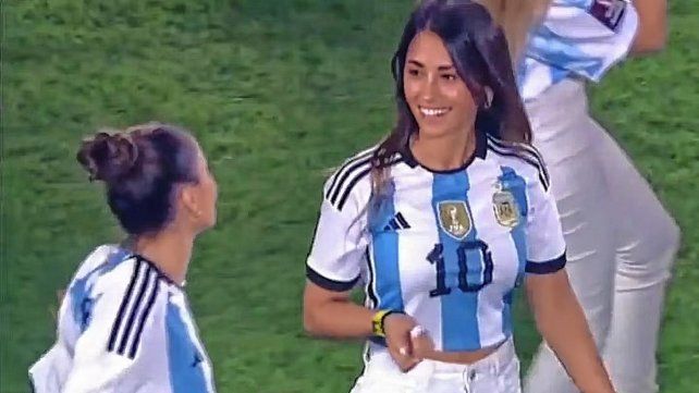 ¿Qué le dijo Antonela Roccuzzo a Tini Stoessel durante los festejos de la Selección Argentina en el Monumental?: Este es tu lugar