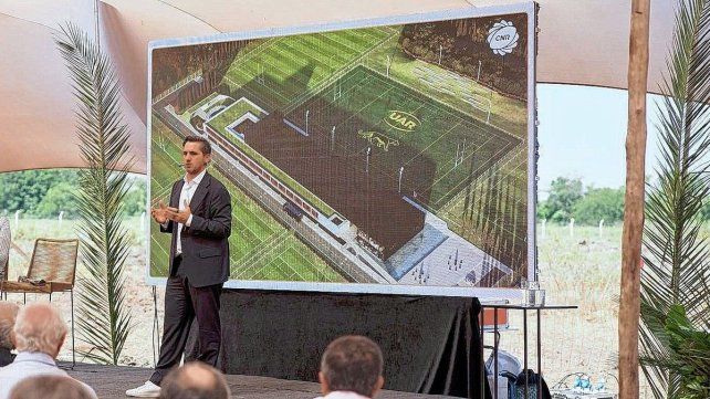 Agustín Pichot anunciando el comienzo de la obra en Campana.