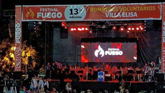 El Fuego Fest que organizan los Bomberos Voluntarios de Villa Elisa es un éxito cada año.