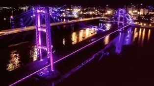 Solicitan iluminar de violeta el Puente Colgante por el Día Internacional de la Mujer