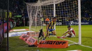 Gaspar Duarte y la pelota están dentro del arco de Instituto. Fue el segundo de Rosario Central ante Instituto.