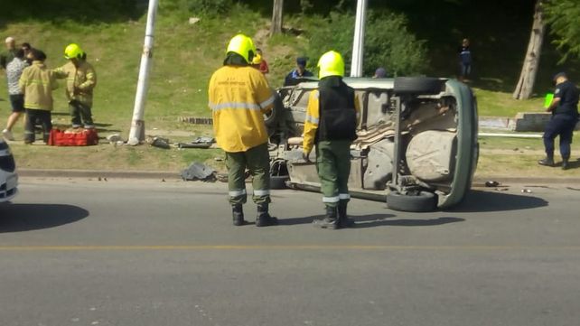 El Clio quedó cruzado en la avenida.&nbsp;