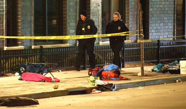 Estados Unidos: 5 muertos y 40 heridos por una camioneta que embistió un desfile navideño