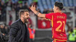 Paulo Dybala se va a abrazar con su entrenador, el ex-Boca Daniele De Rossi.