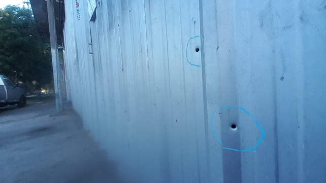Impactos de bala en el portón de acceso a la fábrica de hielo de calle Viamonte al 3600. 