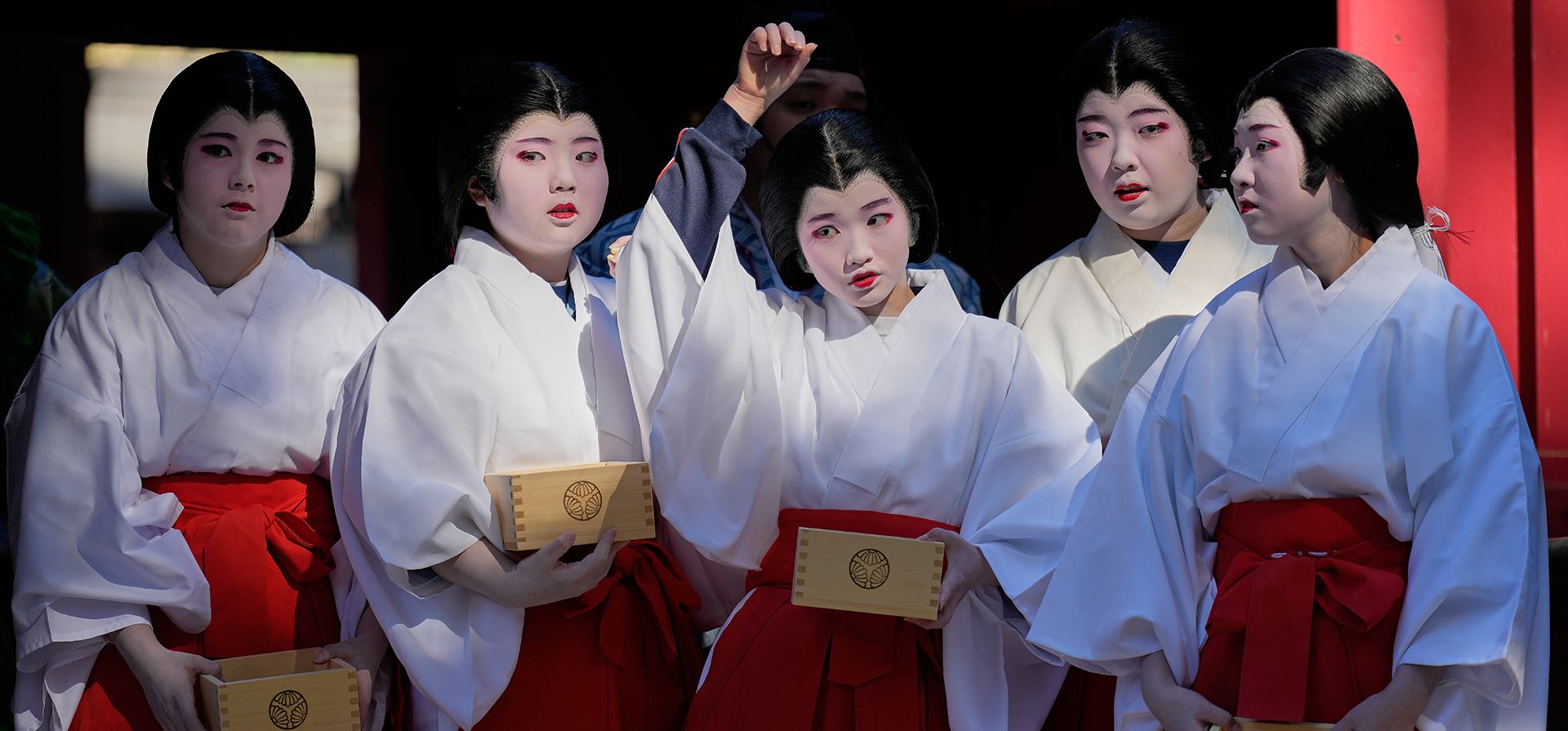 Estudiantes locales vestidas como doncellas del santuario participan en el Festival anual de lanzamiento de frijoles en Hakone, Japón, el martes 3 de febrero de 2026. (Foto AP/Eugene Hoshiko) Estudiantes locales vestidas como doncellas del santuario participan en el Festival anual de lanzamiento de frijoles en Hakone, Japón, el martes 3 de febrero de 2026. (Foto AP/Eugene Hoshiko)