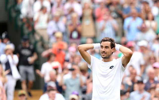 No lo puede creer. Guido Pella acaba de eliminar al tercer favorito en la catedral del tenis.