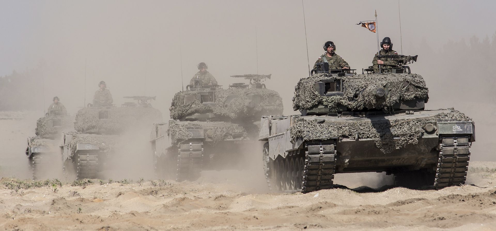 Tanques Leopard 2A4 en el campo de descanso militar en Zagan, Polonia. (Ministerio de Defensa de Polonia vía AP)