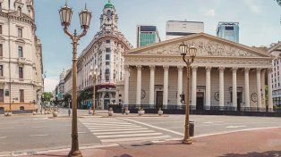 Ubicada frente a la Plaza de Mayo, la Catedral de Buenos Aires se destaca por su fachada neoclásica de 12 columnas que representan a los apóstoles.