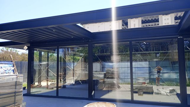 Frente vidriado del bar del Anfiteatro que entra en la recta final de obras con el plan de inaugurar en el verano.