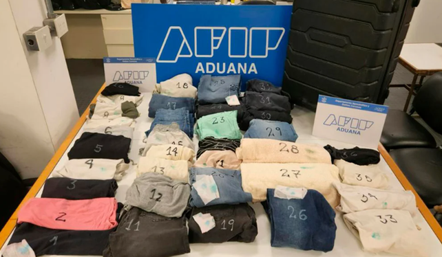 La imagen de las prendas que la detenida trasladaba en la valija.