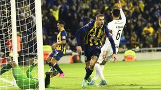 Agustín Módica se llena la boca de gol. Central ganó, el 9 hizo dos goles y los vio Enzo Copetti en el Gigante.