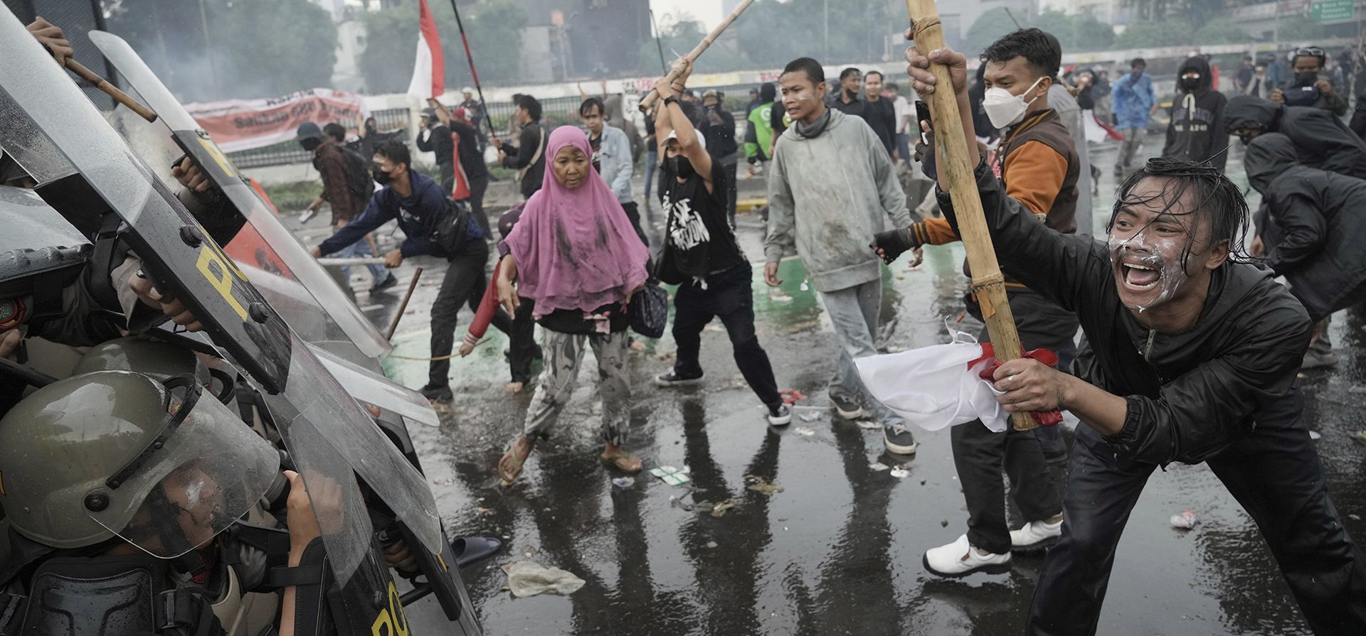 Manifestantes se enfrentan a la policía antidisturbios durante una protesta contra las generosas asignaciones otorgadas a los miembros del parlamento, en Yakarta, Indonesia, el jueves 28 de agosto de 2025. (Foto AP/Tatan Syuflana) Manifestantes se enfrentan a la policía antidisturbios durante una protesta contra las generosas asignaciones otorgadas a los miembros del parlamento, en Yakarta, Indonesia, el jueves 28 de agosto de 2025. (Foto AP/Tatan Syuflana)