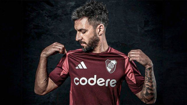 Nacho Scocco presento la nueva camiseta de River con un guino a los hinchas